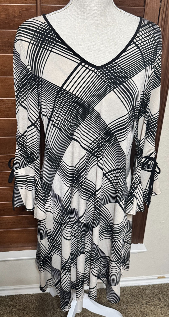 Gabby Skye Dress sz 6 Black White Striped Plaid Sheath Knee Length long sleeve